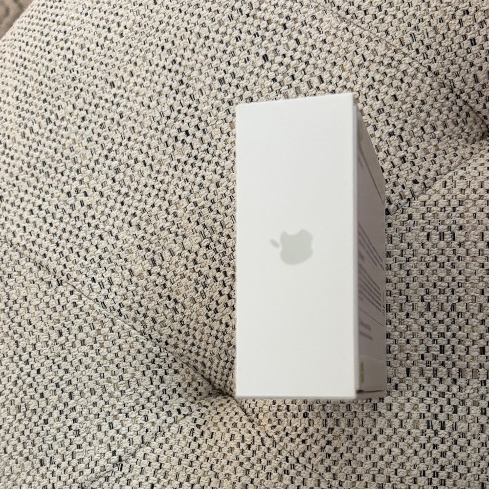 BRAND NEW IN SEALED BOX Apple AirPods 4 - Picture 7 of 8